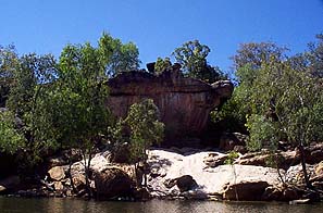 Aboriginal drwaings on the side of a cliff